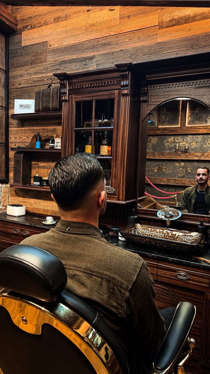 Client dans le fauteuil de barbier