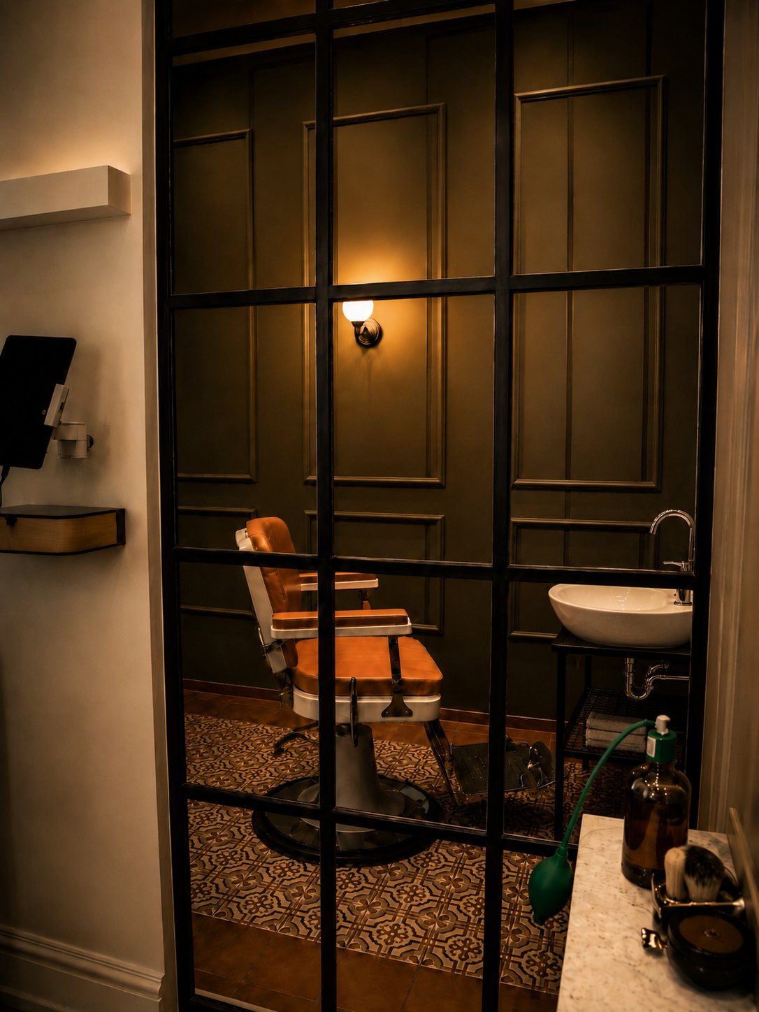 Espace privé VIP — fauteuil de barbier dans un salon privatif, Poga Barber House